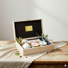 Coffret cadeau grec premium avec huile d'olive extra vierge, miel de thym et pistaches d'Égine